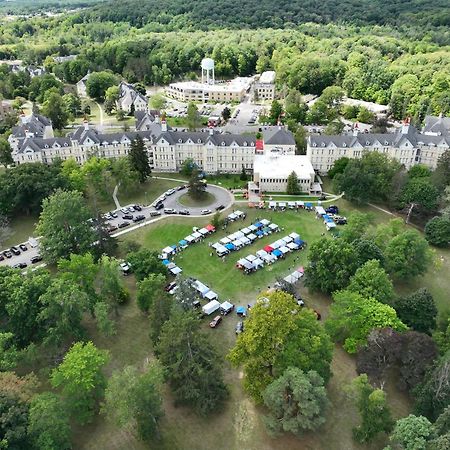 Condo On State Hospital Grounds! トラバーズ・シティ エクステリア 写真