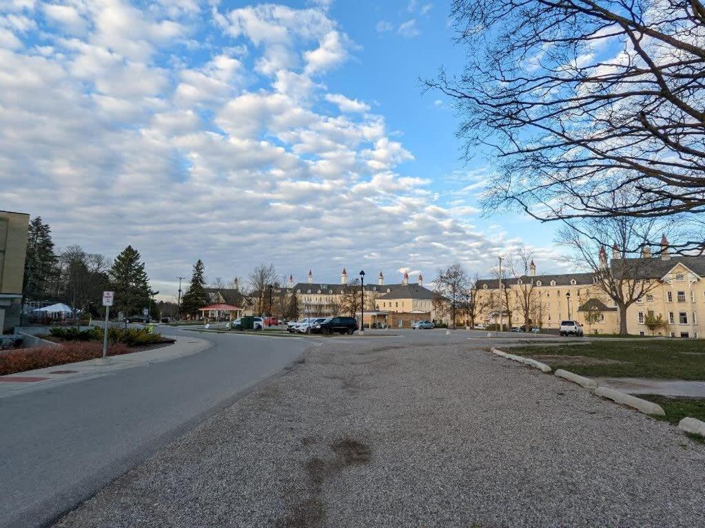 Condo On State Hospital Grounds! トラバーズ・シティ エクステリア 写真